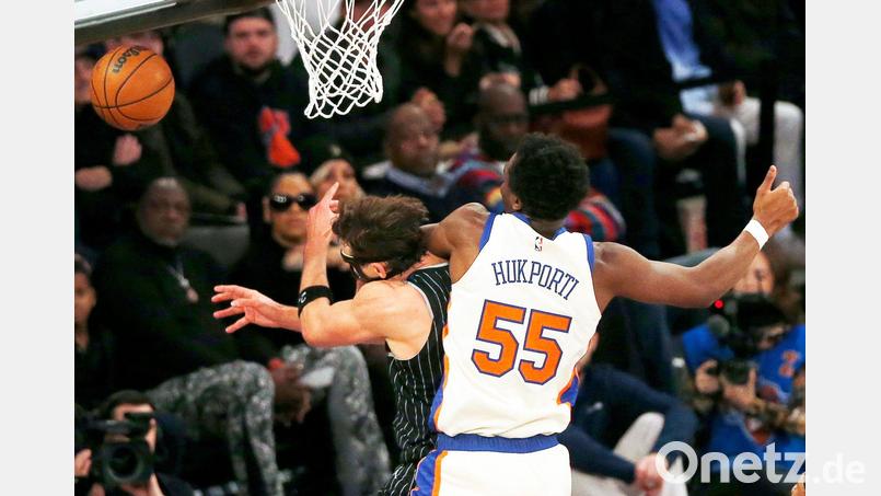 NBA-Star Franz Wagner (links) wird von seinem deutschen Landsmann und Gegenspieler Ariel Hukporti folgenschwer gefoult. Bild: John Munson/AP/dpa