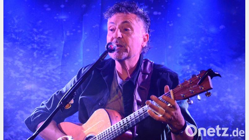 Richie Necker auf der "Live Stage"im Parapluie in Weiden macht auf weihnachtlich. Bild: Kunz