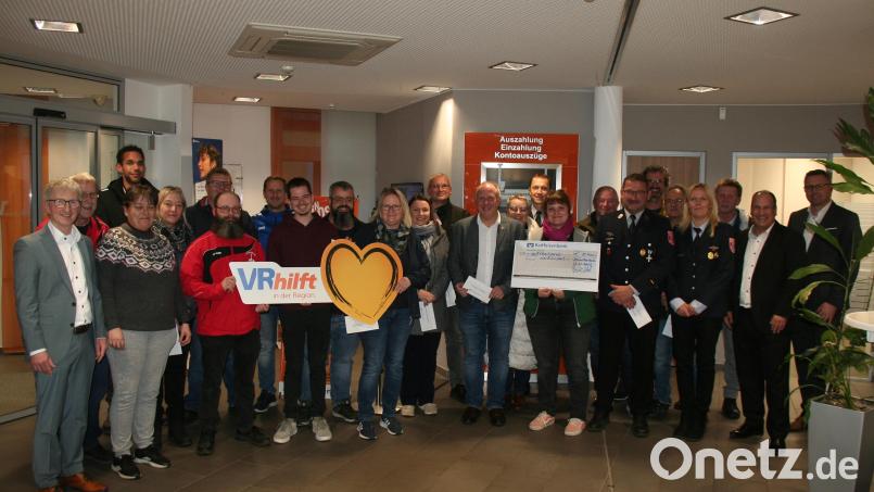 Strahlende Gesichter nach der Spendenübergabe durch die Raiffeisenbank Hirschau eG an Vereine und Organisationen aus dem Geschäftsgebiet Schnaittenbach mit den Bankvorständen Klaus Wild (links), Michael Hirmer (rechts), Geschäftsstellenleiter Hans-Peter Schmid (Zweiter von rechts) und Bürgermeister Marcus Eichenmüller (Bildmitte). Bild: Uli Reindl