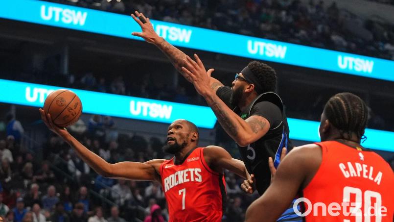 Anthony Davis (m.) setzte sich mit den Dallas Mavericks gegen die Houston Rockets um Kevin Durant (li.) durch. Bild: LM Otero/AP/dpa