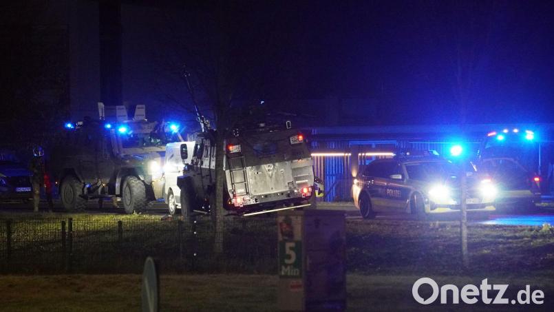 Bei einem SEK-Einsatz auf der L240 bei Erbach ist eine Person festgenommen worden. Bild: Reinert/swd-medien/dpa