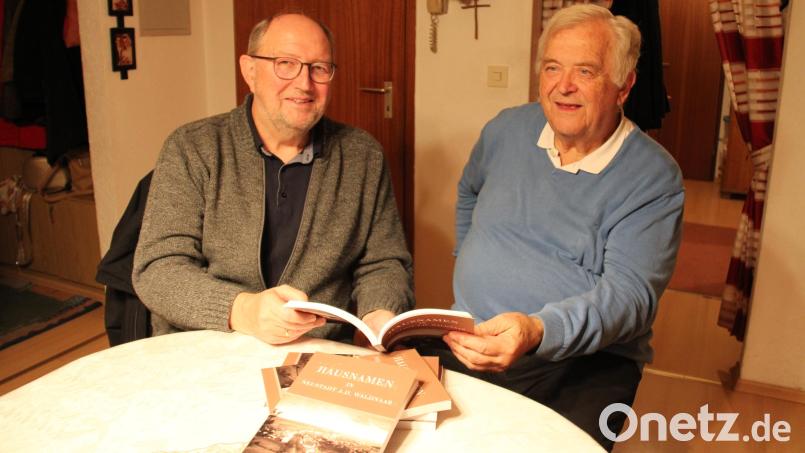 Bernhard Knauer und Fred Fröhlich (von links) blättern im nachgedruckten Hausnamenbuch der Stadt Neustadt. Das Buch kann ab sofort im Schreibwarengeschäft Richter am Stadtplatz in Neustadt/WN erworben werden. Bild: prh