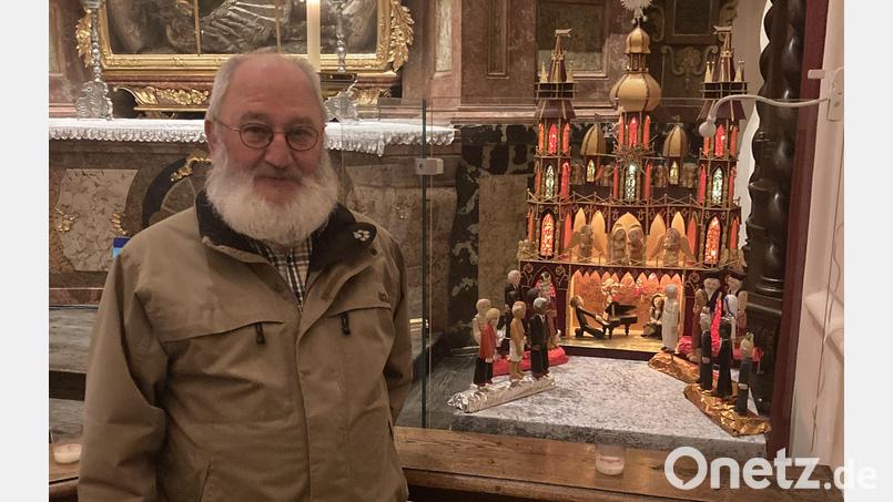 Ulrich Frey vor der Friedens-Szopka in der Basilika Waldsassen. Bild: Thomas Vogl