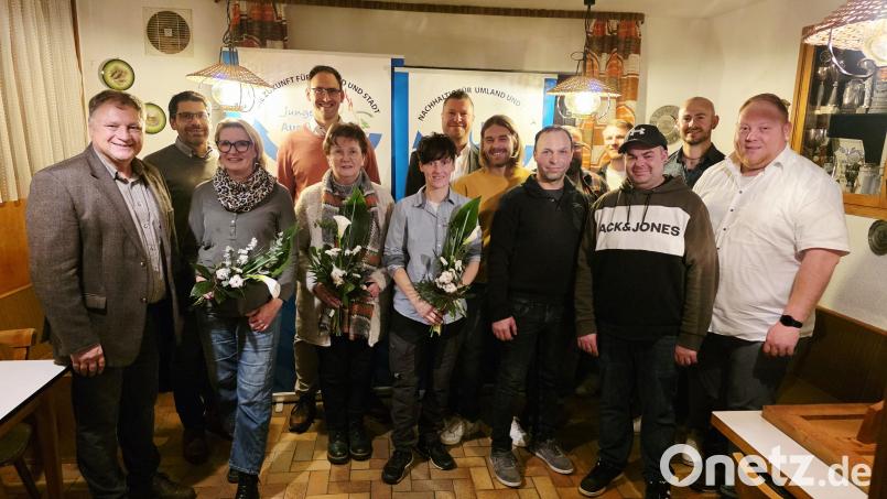 Auf dem Bild von links: Josef Lehner, Thorsten Herzing, Martina Geyer, Johannes Deinzer, Maria Regn, Caroline Rupprecht, Bernhard Ziegler, Simon Schwendner, Christoph Rupprecht, Jürgen Lehner, Philipp Lehner, Xaver Leipold, Peter Höllerer, Fabian Schwemmer. Bild: Verena Ziegler