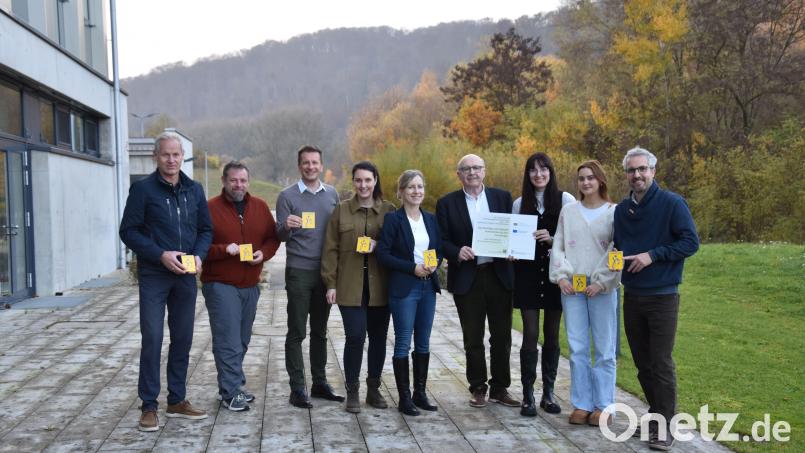 LEADER-Projekt Jurasteig gestartet (von links).: Klaus Amann, Uwe Stanke, Hubert Zaremba, Melanie Winnerl, Susanne Kammerer, Landrat Martin Neumeyer, Ramona Plank, Sara Merkl, Florian Best Bild: Margarita Limmer, Pressestelle Landratsamt Kelheim