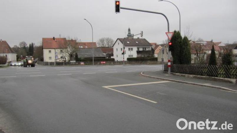Die Ampelschaltung an der Umgehung der Innenstadt macht dem querenden Verkehr Probleme. Das Thema beschäftigt den Stadtrat Hirschau. Bild: fg