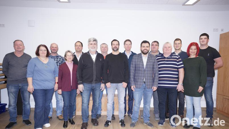 Die Kandidaten der WG Fensterbach-Högling, von links: Peter Fröde, Daniela Wiesgickl, Josef Scheibl, Gerlinde Ott, Stefan Brunner, Peter Hofrichter, Michael Piehler, Christian Obendorfer, Gerhard Flierl, Hubert Meierhofer jun. Tobias Gleißner, Siegfried Schlosser, Christian Niedermeier, Katrin Bauer, Julian Ries. Es fehlt: Michael Schmidbauer. Bild: nib