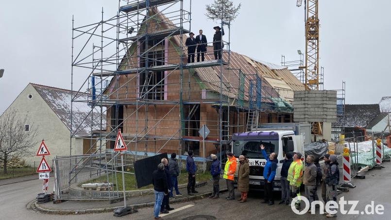 Interessiert verfolgen die Vertreter der Gemeinde und beteiligten Firmen das Anbringen des Richtbaums. Bild: Josef Glas (jgl)