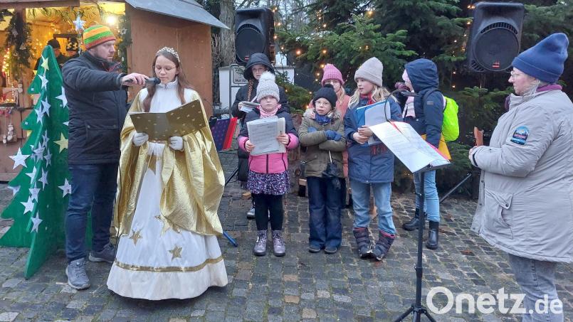 Die Singvögel der Herz-Jesu-Gemeinde eröffneten die Rosenberger Dorfweihnacht mit dem Lied „Wir sagen Euch an“. Das Christkind erinnerte daran, dass der Advent auch eine Zeit des Innehaltens ist. Bild: mfh
