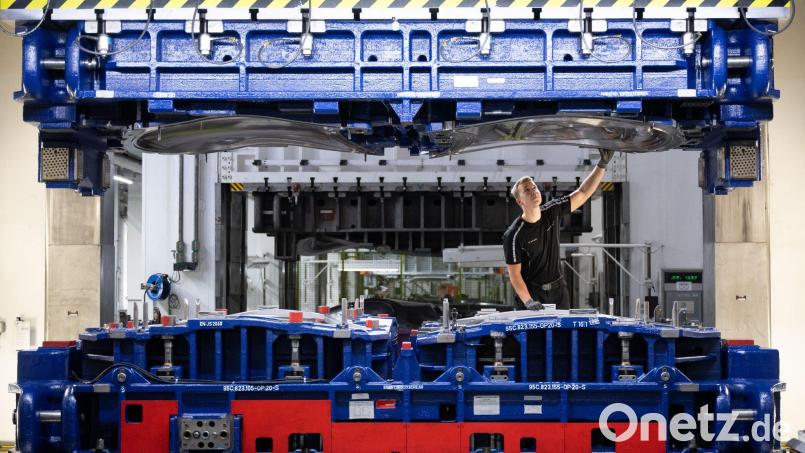 Vorgesehen ist bisher, dass die Körperschaftsteuer ab 2028 schrittweise sinkt. (Symbolbild) Bild: Sebastian Kahnert/dpa