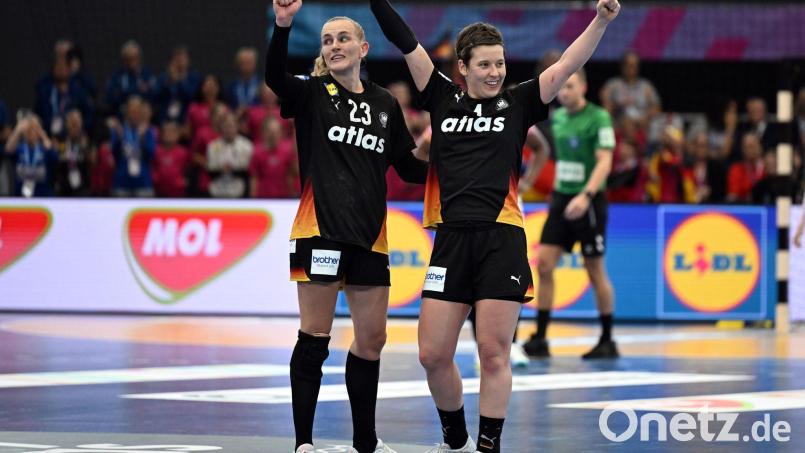 Annika Lott (l) und Alina Grijseels wollen das DHB-Team ins Halbfinale werfen. Bild: Federico Gambarini/dpa