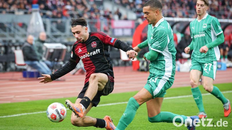 Nürnbergs Berkay Yılmaz (links) gegen den Fürther Maximilian Dietz. Das Derby nahm nach der Pause richtig Fahrt auf. Bild: Daniel Karmann/dpa