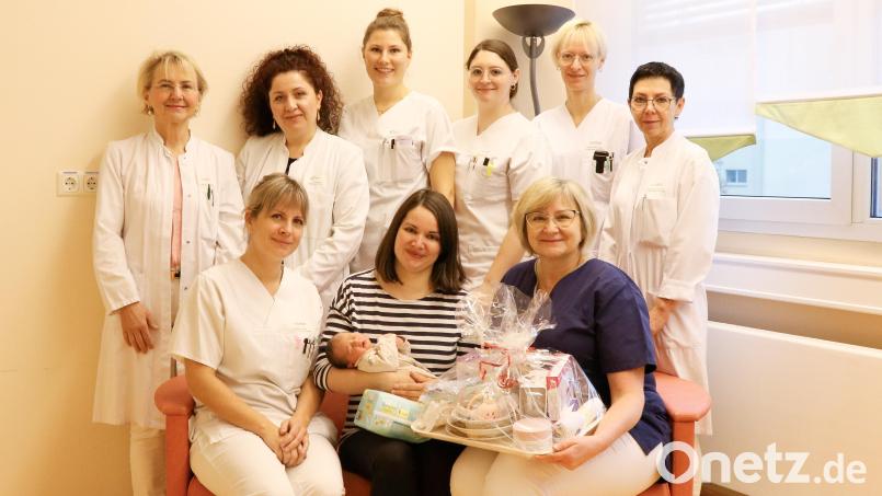 Christina Pröls aus Waldershof mit Baby Paulina – das 500. Baby des Jahres 2025 am Klinikum Fichtelgebirge. Bild: Klinikum Fichtelgebirge