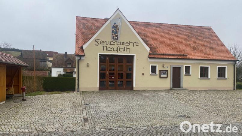 Neben dem Feuerwehrhaus Neusath (links davon) wird eine Fertiggarage zur Unterbringung des neuen Mannschaftstransportwagens errichtet. Bild: Wilhelm Amann