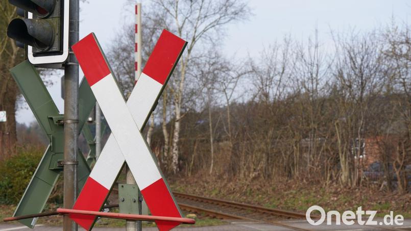 Der betrunkene Autofahrer krachte in ein Andreaskreuz. (Symbolbild) Bild: Marcus Brandt/dpa