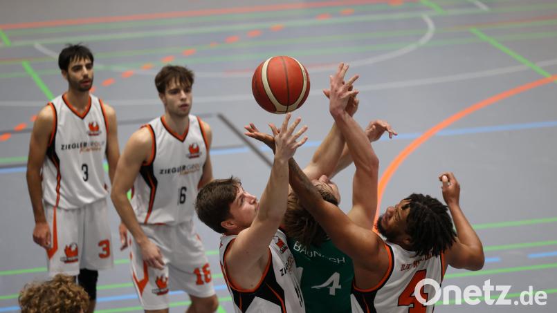 Die Basketballer der DJK Neustadt/WN (weiße Trikots) unterlagen in der heimischen Halle den Gästen aus Baunach mit 51:74. Bild: Dieter Jäschke