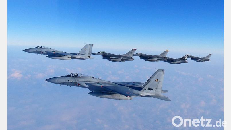 Chinesische Militärflugzeuge sollen japanische Kampfjets mit ihrem Feuerleitradar ins Visier genommen haben. (Archivfoto) Bild: Uncredited/Joint Staff of the Japanese Self-Defense Force/AP/dpa