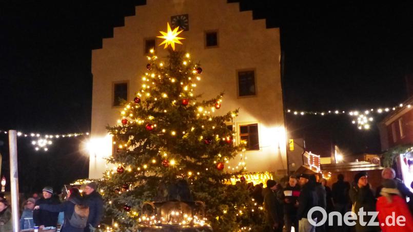 Eine romantische Stimmung zauberte der Christbaum vorm Rathaus in Kastl auf den Kastler Adventsmarkt, die Besucher konnten sich an den Wärmeöfen und durch heiße Getränke und kulinarische Schmankerl etwas aufwärmen Bild: jp
