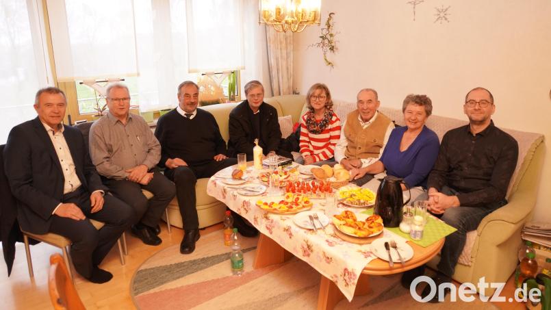 Der Spielberger Josef Völkl (Dritter von rechts) feiert mit Sohn Martin (rechts) und Gästen seinen 85. Geburtstag Bild: fvo