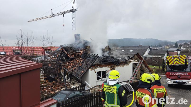Bei der Explosion in Chamerau ist ein Mensch schwer verletzt worden. Die Suche nach der Ursache läuft. Bild: Felix Stahl