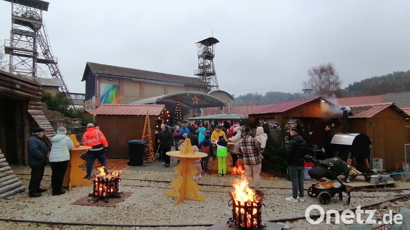 Blick über die Hütten mit den Fördertürmen im Hintergrund. Links einer der beiden Eingänge des Schaustollens. Bild: Joachim Ziegeler