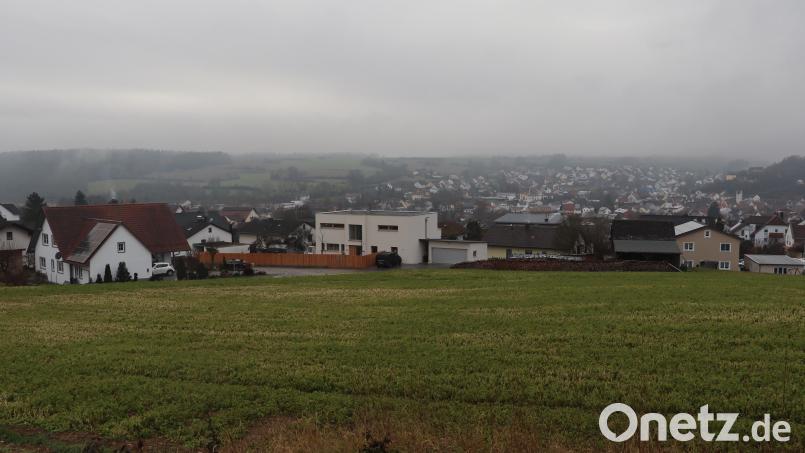 Blick vom Kindergarten St. Georg Richtung Rieden. In diesem Bereich angrenzend an die KiTa soll ein Neubaugebiet mit 22 Parzellen entstehen. Bild: mrr