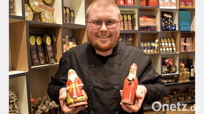 Konditormeister Nico Schultes versteh sein Handwerk. Seine Schokoladennikoläuse stellt er mit größter Sorgfalt her, was die Liebhaber dieser traditionellen Figuren zur Adventszeit zu schätzen wissen. Bild: ubb