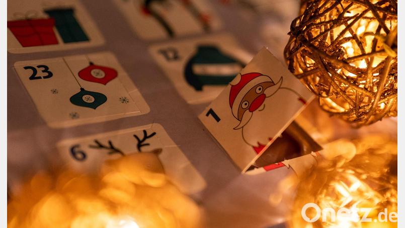 So stellt man sich normalerweise einen Adventskalender vor. Die evangelische Christusgemeinde wartet allerdings mit einer lebendigen Variante auf. Symbolbild: Monika Skolimowska/dpa