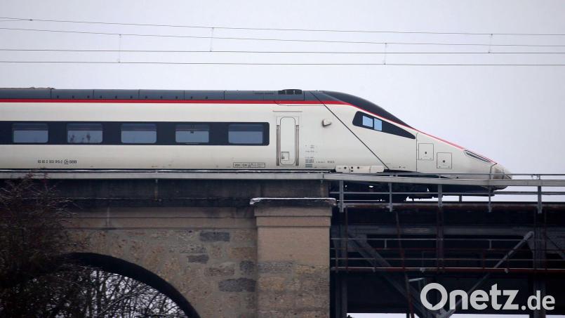 Auch die Eurocity-Express-Züge in Richtung Zürich sind von den Problemen betroffen. (Archivbild) Bild: Karl-Josef Hildenbrand/dpa