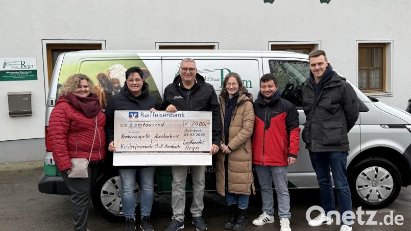 Von links: Tanja Zocher von der Kinderfeuerwehr Auerbach. die Geschäftsführer Monika und Jürgen Schüpferling sowie Marco Bösl, Conny und Patrick Hamerla (Vorsitzender) von der Knabenkapelle Auerbach. Bild: tk