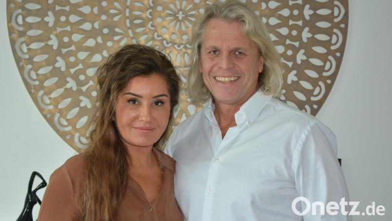 Wolfgang Karbstein tritt für die Wählergemeinschaft „Zukunft Stadt Mitterteich“ als Bürgermeisterkandidat für seine Heimatstadt an. Der 59-jährige ist seit fast sechs Jahren Stadtrat und Unternehmer. Seine Frau Nermin gibt ihm volle Rückendeckung. Bild: jr