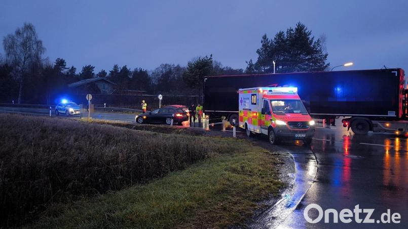 Zwei Unfälle und ein Brandalarm sorgen am Montagmorgen für erhebliche Verkehrsbehinderungen auf der Kreisstraße bei Hütten. Bild: Masching