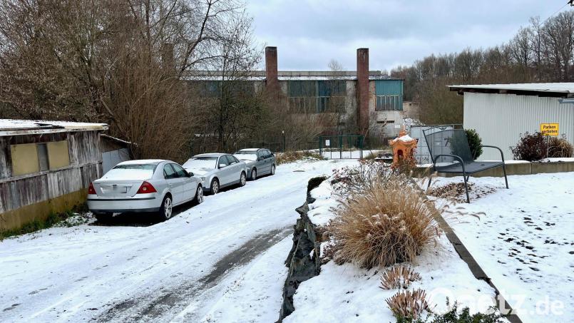 Auf der Zufahrt zum ehemaligen Fabrikgelände Trischler/Winterhalder in Neustadt/WN stehen seit rund einem halben Jahr drei abgemeldete Autos. Bürgermeister Sebastian Giering versucht den aufgebrachten Bürger zu beruhigen: &quot;Die kommen da weg.&quot; Es müssen dabei jedoch gesetzliche Regelungen eingehalten werden. Bild: Gabi Schönberger