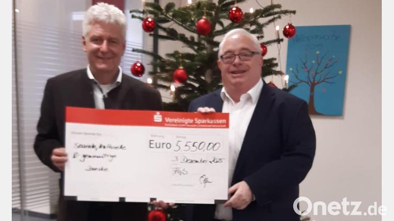 Bei der Spendenübergabe an Vereine in Floß. Bild: Vereinigte Sparkassen