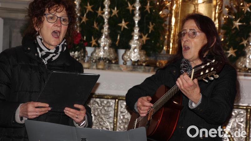 Der &quot;Sitzweilgsang&quot; in Action mit Inge Härtl (links) und Monika Kunz. Bild: kro