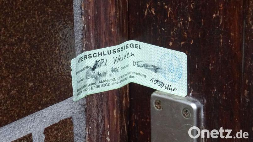 Die ermittelnden Behörden haben die Haustür am Tatort in Waldsassen versiegelt. Bild: rti