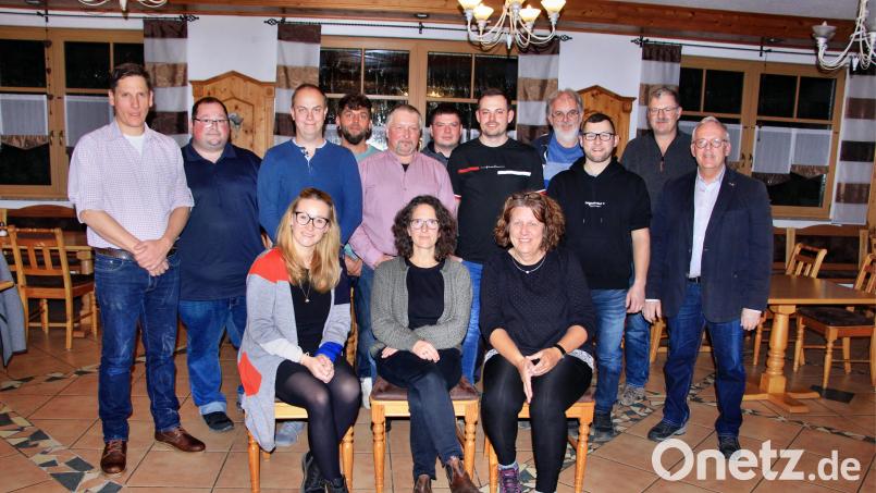 Die Liste der SPD/FWG Etzelwang. Vorne sitzend von links: Nina Kohl, Ulrike Appel, Sonja Kurz.
Stehend von links: Harald Heinl, Benjamin Rischkau, Florian Hollederer, Christian Köhler, Robert Wagner, Paul Kellner, Peter Steger, Wolfgang Lehnerer, Lukas Renner, Günther Renner und Winfried Franz. Bild: ds