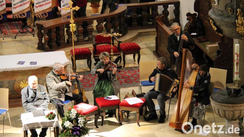 Mit beschwingten Landlern und Walzern brachte die &quot;Pongauer Geigenmusi&quot; alpenländische Musik in die Stadtpfarrkirche St. Georg. Für das musikalische Programm des Alpenländischen Adventsingens zeichnete Peter Windhofer (Zweiter von links) verantwortlich. Bild: Hans Prem