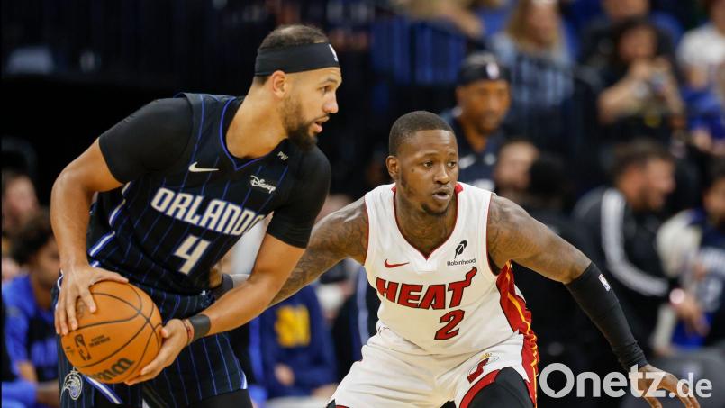 Terry Rozier (r) spielte zuletzt für Miami. (Archivbild) Bild: Kevin Kolczynski/AP/dpa