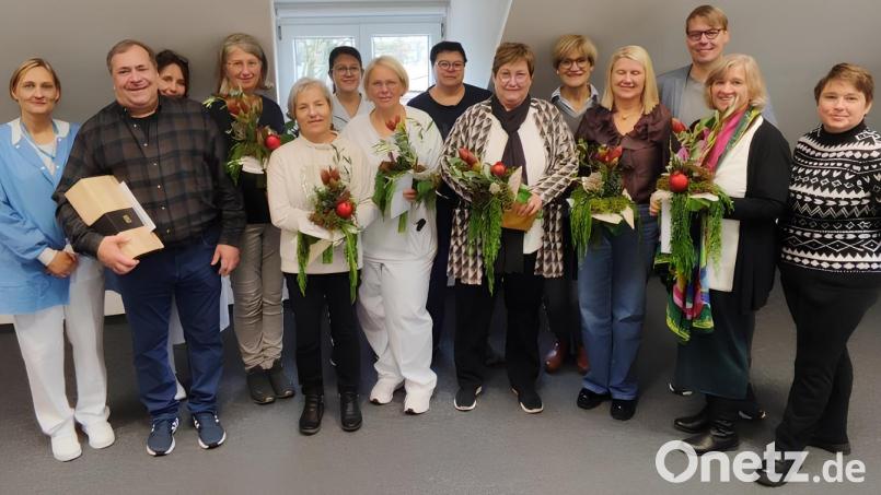Langjährige Mitarbeiterinnen und Mitarbeiter am Krankenhaus Kemnath wurden für 45, 40 oder 25 Jahre Zuverlässigkeit geehrt. Zudem wurden zwei verdiente Kräfte in den Ruhestand verabschiedet. Bild: Carsten Englhardt, KNO/exb