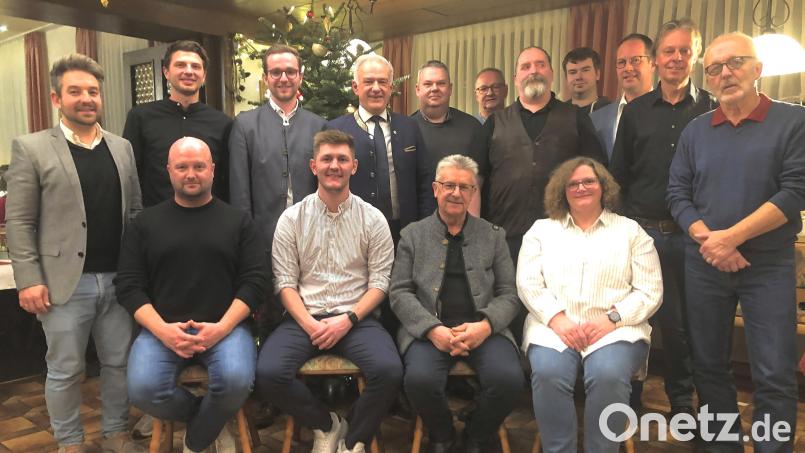 Die Kandidaten der CSU Fuchsmühl für die bevorstehende Kommunalwahl stellten sich im Hotel Hackelstein vor. Für das Bürgermeisteramt bewirbt sich erneut Wolfgang Braun (vorne, Zweiter von rechts) Bild: wro