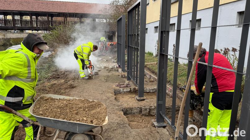Die Stadt Amberg lässt in der Altstadt an der Vils Sitzbänke mit Rankelementen für Pflanzen aufbauen. Bild: Petra Hartl