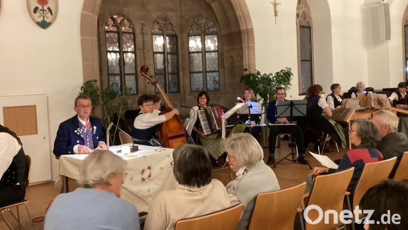 Von links: Initiator, Koordinator und Leser Wilhelm Ertel, die Mülchbankl Muse und die Sulzbacher Stubenmuse. Bild: mzi