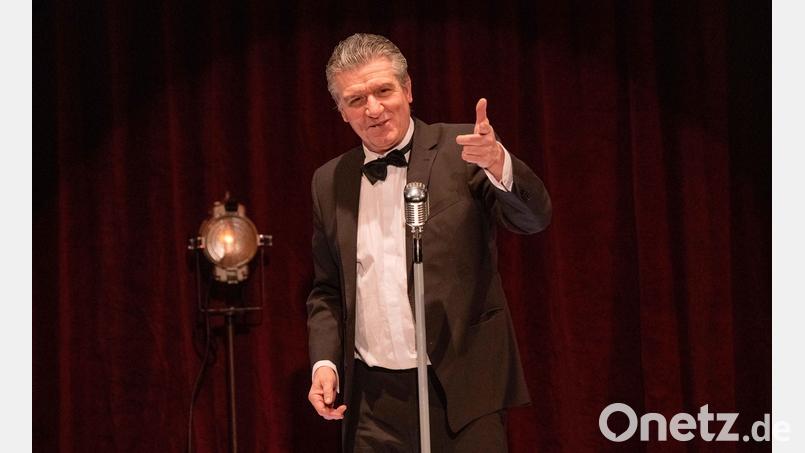 Michael Ophelders spielt und singt Frank Sinatra. Bild: Matthias Stutte/exb