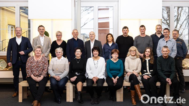 Die Porzellanfabrik Seltmann hat im Rahmen einer Veranstaltung 20 Mitarbeiterinnen und Mitarbeiter für ihr jahrzehntelanges Engagement ausgezeichnet. Bild: Christian Steiner