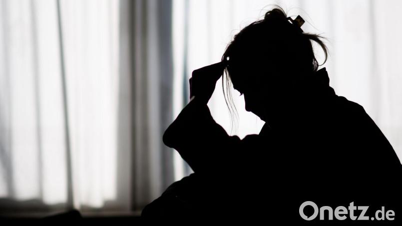 Silhouette einer Frau vor einer hellen Fensterfront Bild: Julian Stratenschulte/dpa