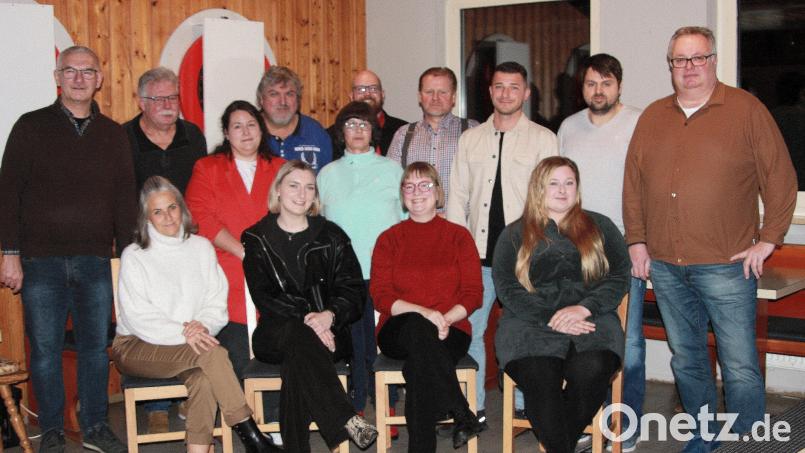 Der Krummennaaber SPD-Ortsverein hat sich am Sonntag für zwölf Kandidaten, nebst der beiden Ersatzleute, geeinigt. Die Nominierungsversammlung leitete Uli Roth (links). Bild: Robl