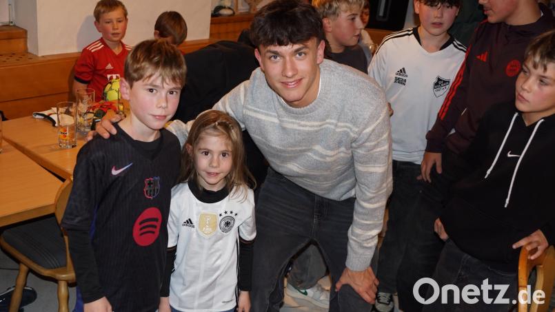 Ganz nah dran an Toni Langsteiner: Der angehende Fußballprofi nahm sich viel Zeit für seine Fans. Bild: bkr