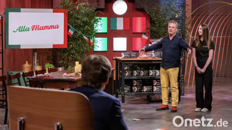 Guido Mondi und seine Tochter Sarina aus Regensburg bei ihrem Auftritt in der Vox-Sendung &quot;Die Höhle der Löwen&quot;. Bild: RTL/Bernd-Michael Mauerer