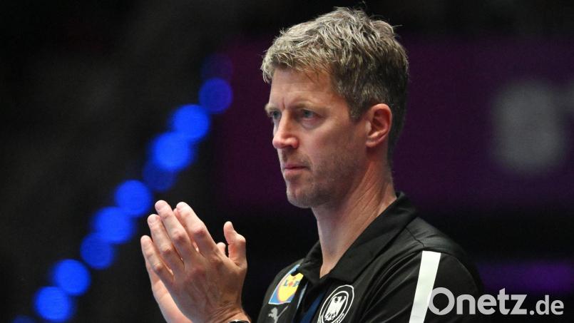 Handball-Bundestrainer Markus Gaugisch erhält Unterstützung von seinen Schülern. Bild: Marijan Murat/dpa